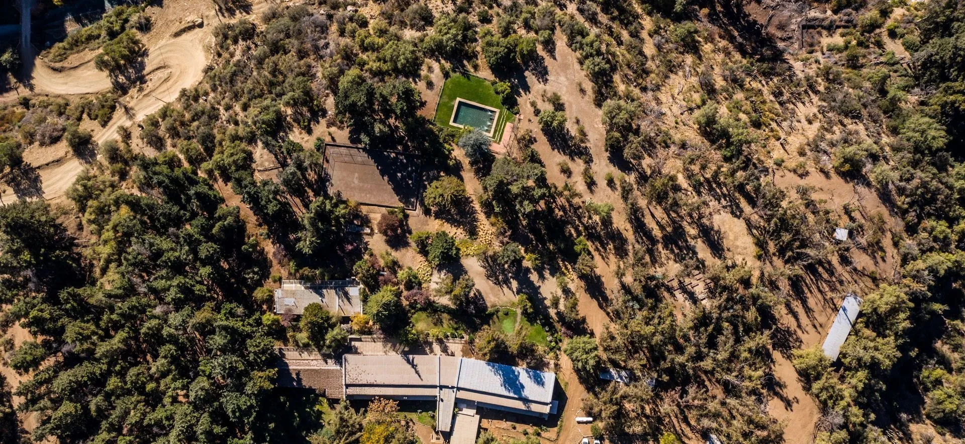 Vista aérea completa del Refugio La Ermita en la quebrada
