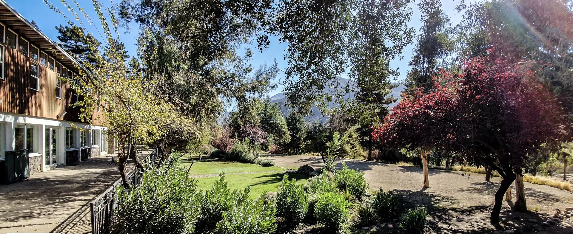 Jardines del refugio en otoño con la montaña al fondo