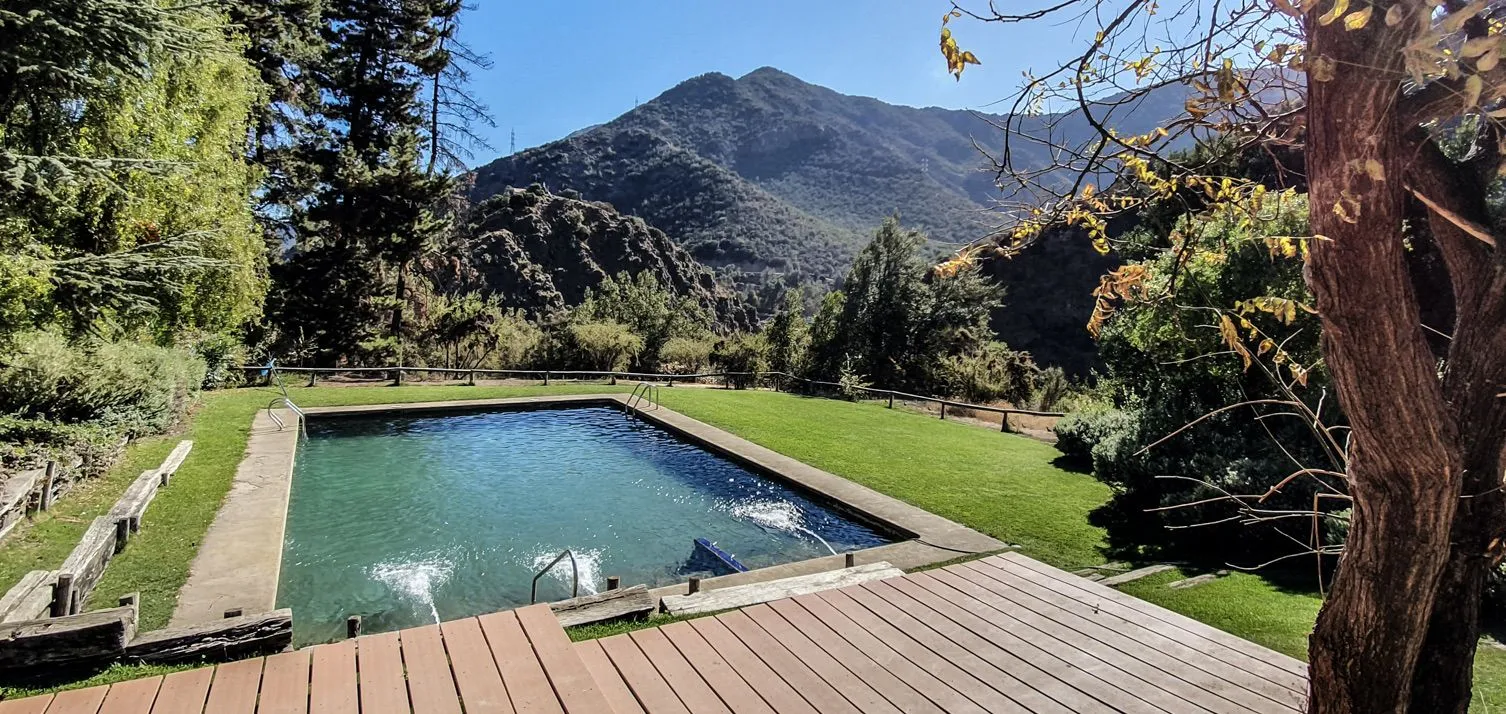 Piscina del refugio con vista a la Cordillera Central